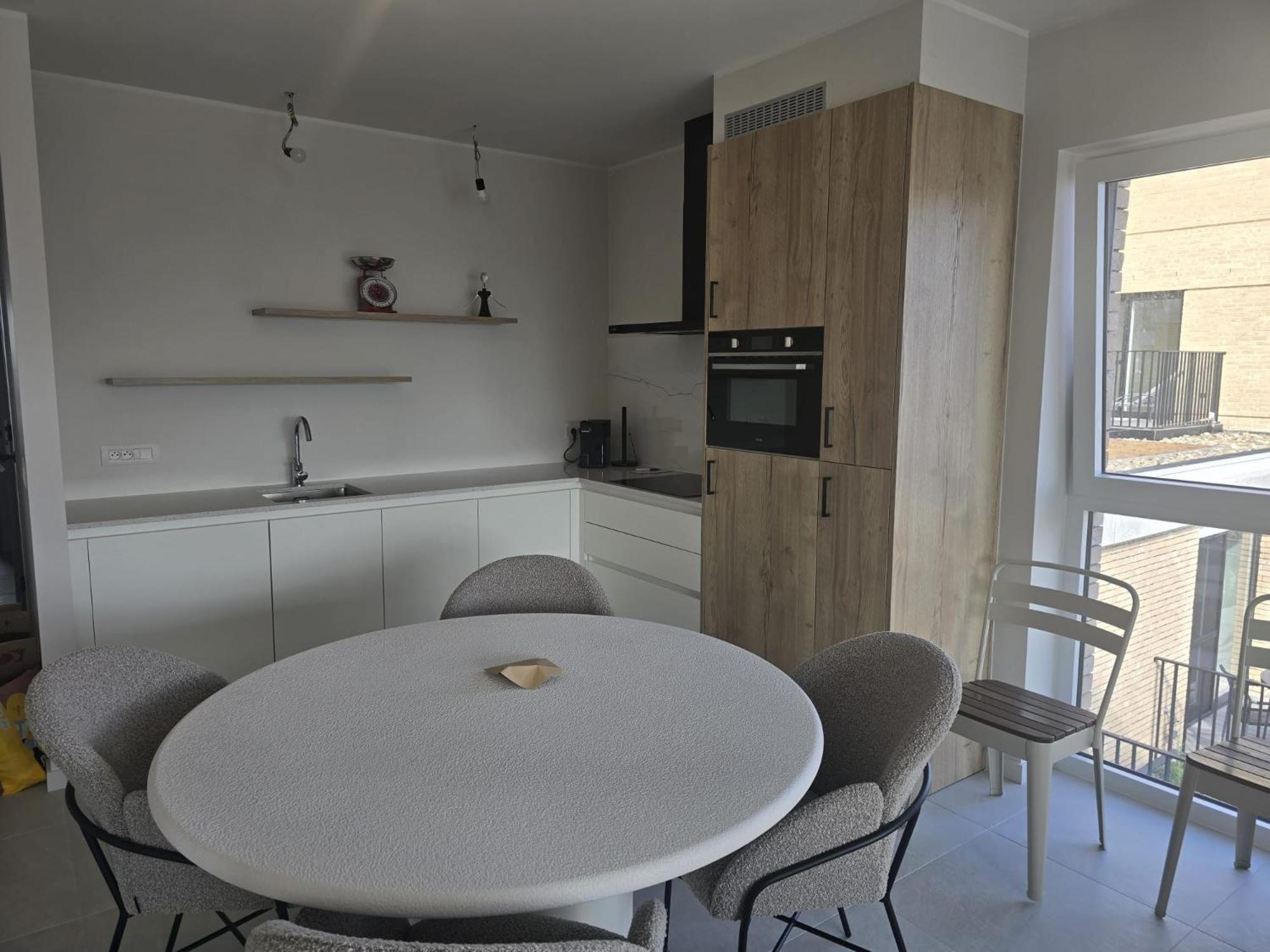 Stijlvol Nieuwbouwappartement Op Wandelafstand Zee - Inclusief Parkeerplaats Appartement